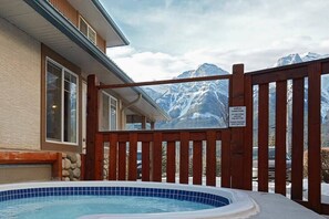 Bañera de hidromasaje al aire libre