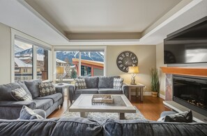Smart TV, fireplace - Luxurious Corner Condo -Sunset Ridge (Canmore)