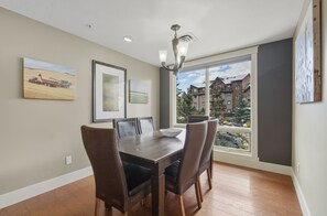 Dining - Luxurious Corner Condo -Sunset Ridge (Canmore)