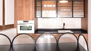 Een koelkast, een magnetron, een oven, een kookplaat