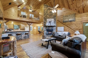 Smart TV, fireplace, table football - Big Timber: Sleeps 6, Hot Tub, Wifi, Pet Friendly, Forest View (Broken Bow)