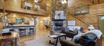 Big Timber: Sleeps 6, Hot Tub, Wifi, Pet Friendly, Forest View