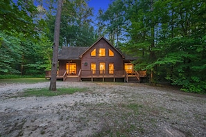 Exterior - Big Timber: Sleeps 6, Hot Tub, Wifi, Pet Friendly, Forest View (Broken Bow)