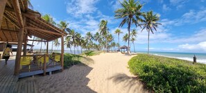 Plage à proximité, chaise longue, serviettes de plage