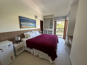 6 chambres, bureau, fer et planche à repasser, lit de bébé portatif