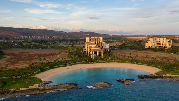 Una località balneare con un'ampia spiaggia, diversi edifici a grattacielo e una vista panoramica del paesaggio circostante.