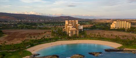 En la playa, camastros y toallas de playa