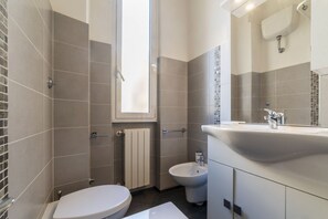 Combined shower/bathtub, bidet - GuestHost - Cozy and quiet apartment of about 40 sqm, ideal for 2 people, located on the fifth floor of a period building with lift (not suitable for the disabled). The property is located in area full of services, a few steps from Piazza Bologna (underg (Roma)