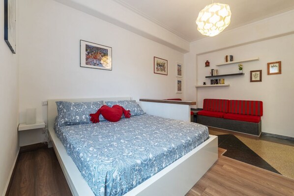 1 habitación y tabla de planchar con plancha