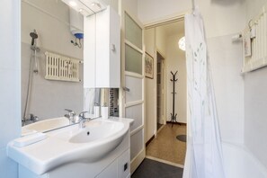 Combined shower/bathtub, bidet - GuestHost - Cozy and quiet apartment of about 40 sqm, ideal for 2 people, located on the fifth floor of a period building with lift (not suitable for the disabled). The property is located in area full of services, a few steps from Piazza Bologna (underg (Roma)