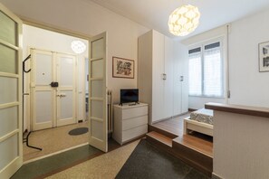 1 habitación y tabla de planchar con plancha