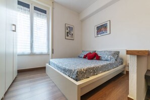 1 habitación y tabla de planchar con plancha