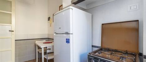Fridge, stovetop