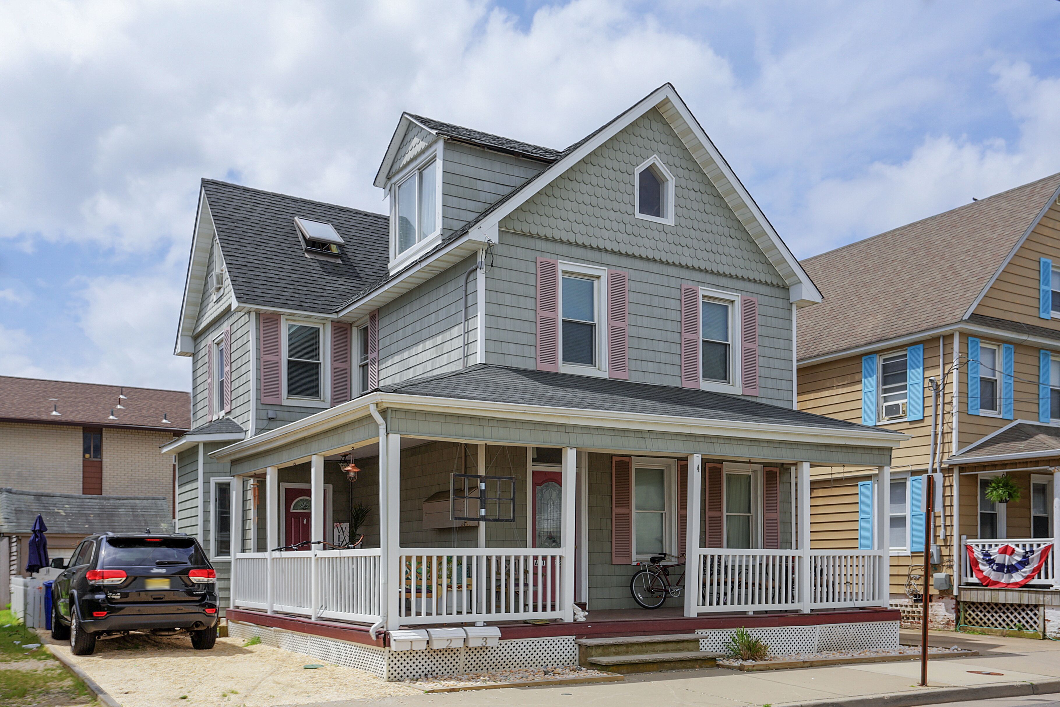 BEACH BLOCK, TWO BEDROOM/YARD, HISTORIC OASIS!