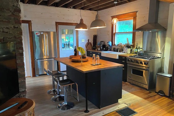 Kjøleskap, ovn, kokeplater og oppvaskmaskin