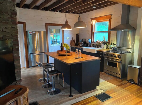 Fridge, oven, stovetop, dishwasher