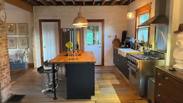 Fridge, oven, stovetop, dishwasher