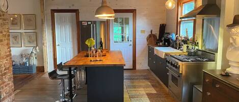 Réfrigérateur, un four, surface de cuisson, lave-vaisselle