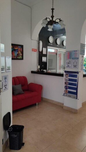 21-tums platt-tv med kabelkanaler och tv