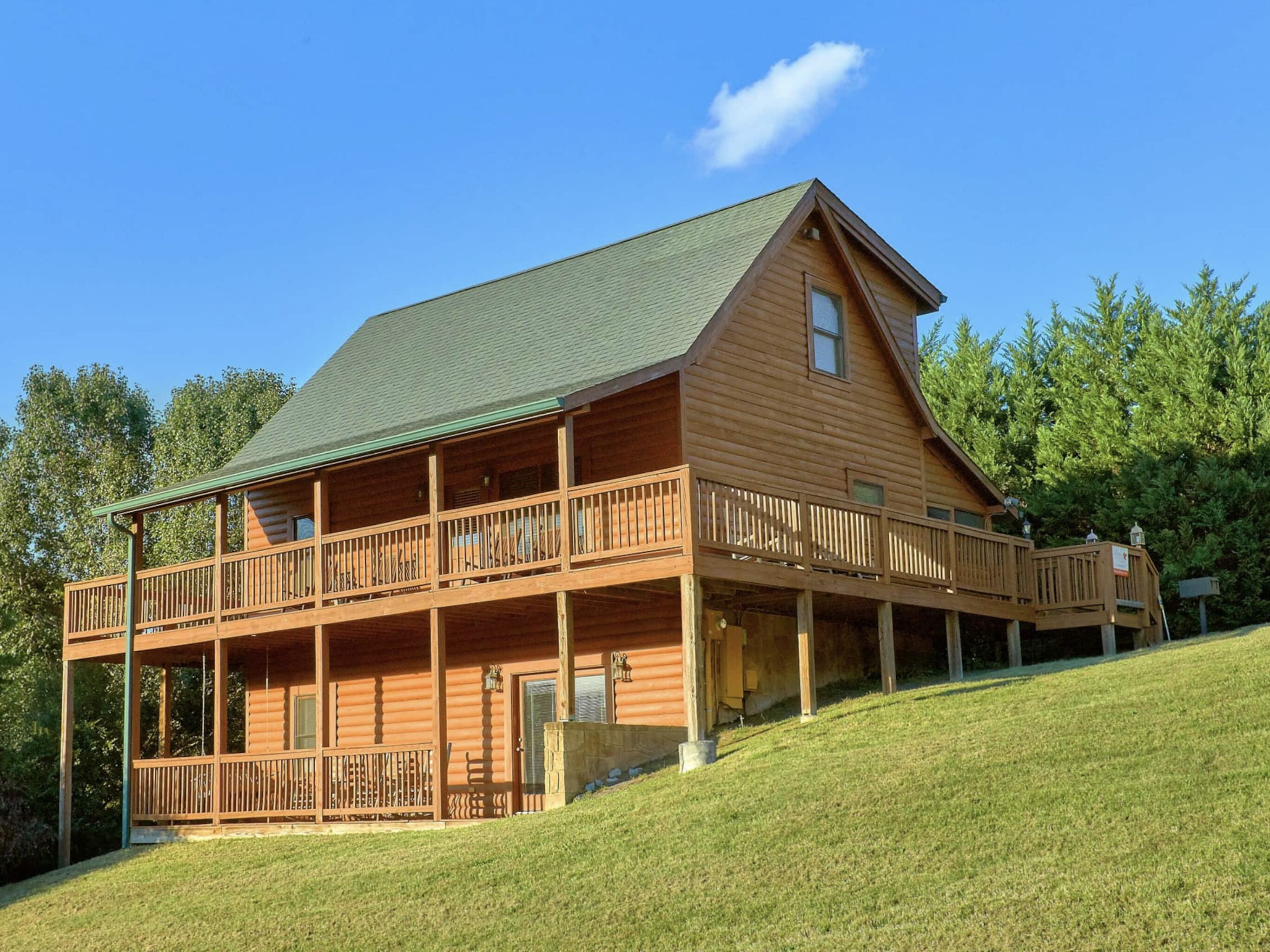 Family Fun, Stocked Cabin, Fantastic Location🌟 HotTub, PoolTable, 2ArcadeSystems