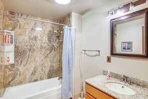 Amenidades de baño gratuitas, secadora de cabello, toallas 