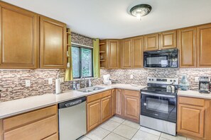 Fridge, microwave, stovetop, dishwasher - Near Downtown & Fishing: Anchorage Escape! (Anchorage)