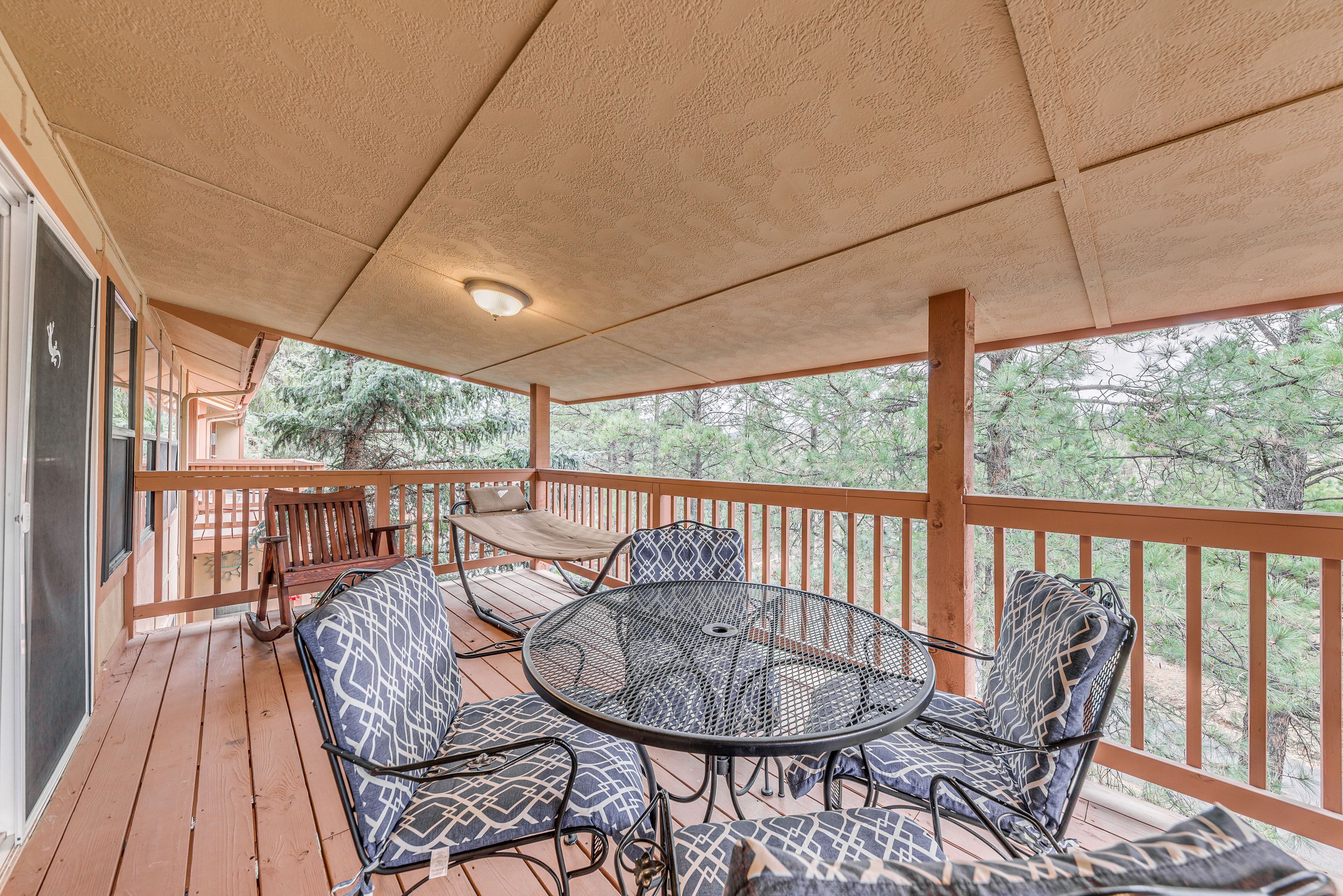 Ruidoso Condo w/ Hot Tub: Long Walk to Midtown!