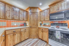 Fridge, microwave, stovetop, dishwasher