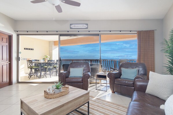 Televisión de pantalla plana, reproductor de DVD y estéreo 