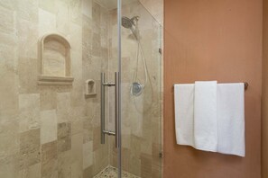 Combined shower/bathtub, hair dryer, towels