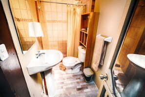 Chambre Double Deluxe | Salle de bain | Articles de toilette gratuits, serviettes fournies, savon, shampoing