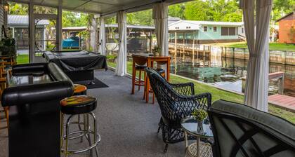 Relaxing Getaway on Florida's St Johns River!
