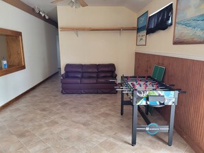 Game room - Tesla's lake Escape (Onalaska)