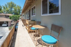 Outdoor dining - Modern Tropical Vacation Home, Palo Alto/Stanford #655 (Palo Alto)