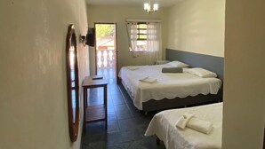 A narrow hallway with two beds, a desk, and a mirror. - Pousada Thamalu 228 (Paraty)