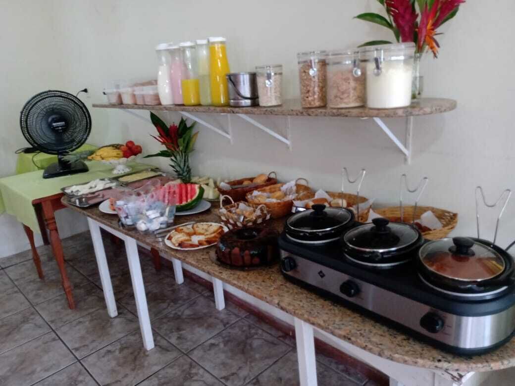 Una mesa de buffet con diversos alimentos, equipo de cocina y salsas.