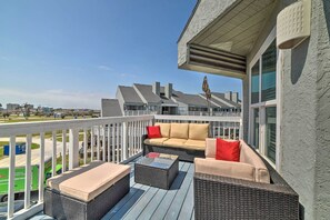 Property grounds - Oceanfront Texas Condo w/ Pool: Pets Stay Free (Port Aransas)