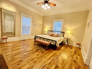 3 slaapkamers, een strijkplank/strijkijzer, gratis wifi, beddengoed