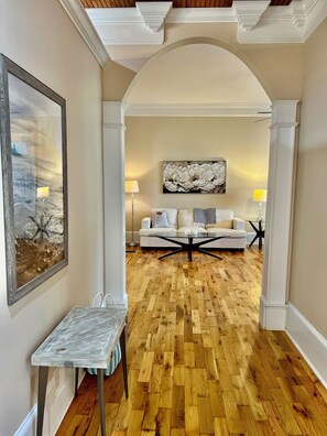 Smart TV, chimenea y libros