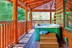Outdoor spa tub - Cozy Smoky Mountain Cabin with Hot Tub 🐶 PET FRIENDLY. ♥️ (Sevierville)
