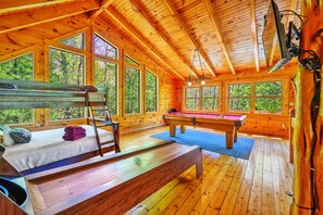 3 habitaciones, tabla de planchar con plancha y cuna de viaje