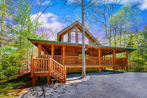 Exterior - Cozy Smoky Mountain Cabin with Hot Tub 🐶 PET FRIENDLY. ♥️ (Sevierville)