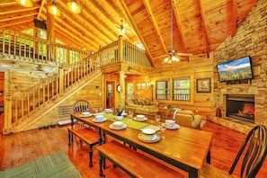 Dining - Cozy Smoky Mountain Cabin with Hot Tub 🐶 PET FRIENDLY. ♥️ (Sevierville)