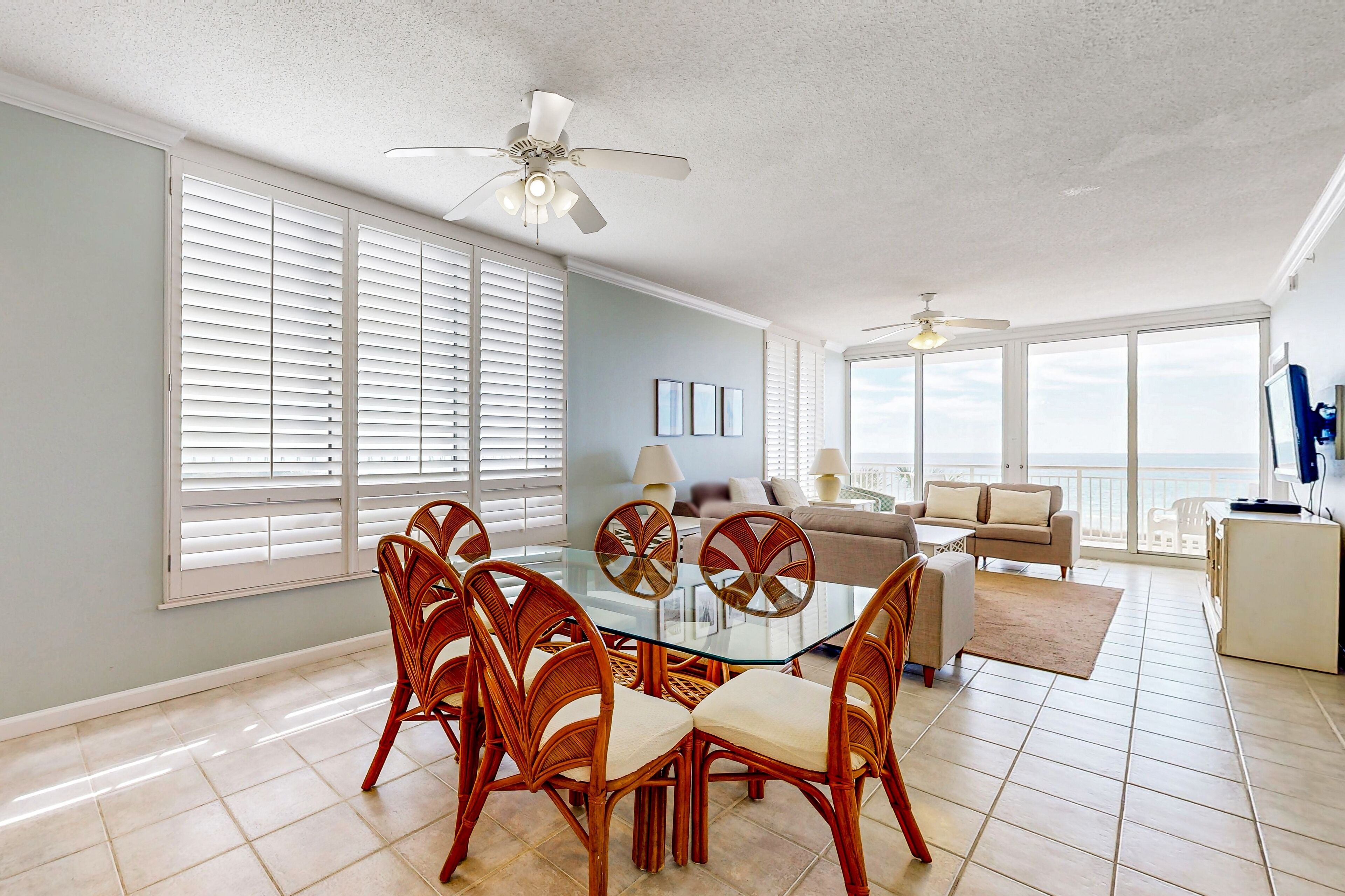 Télévision, lecteur de DVD, vidéothèque