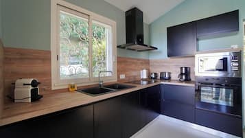 Een koelkast, een microgolfoven, een oven, een kookplaat