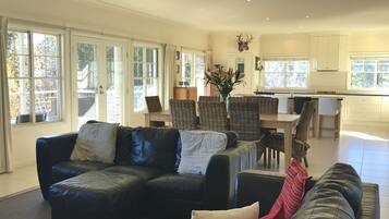 Executive House | Living area | Flat-screen TV