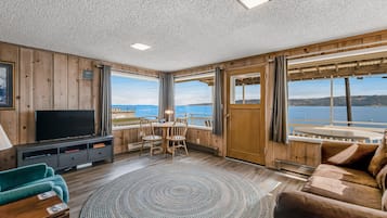 Téléviseur, foyer, livres