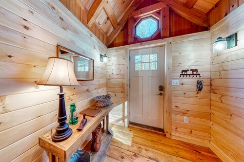 Cozy woodsy Cabin w/ a Deck, Firepit, Gas Grill, Free WiFi, & Full Kitchen