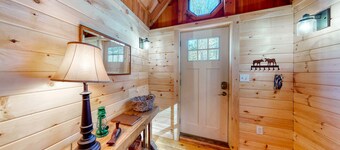 Cozy woodsy Cabin w/ a Deck, Firepit, Gas Grill, Free WiFi, & Full Kitchen