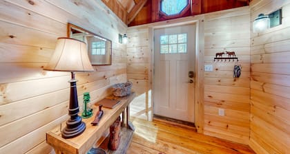 Cozy woodsy Cabin w/ a Deck, Firepit, Gas Grill, Free WiFi, & Full Kitchen